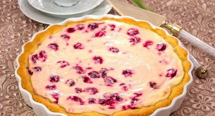 Пирог с творожно-вишневым кремом