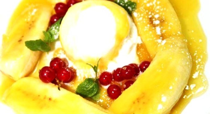 Банановое соте с соусом пралине и кардамоном