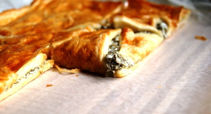 Пирог со щавелем и козьим сыром