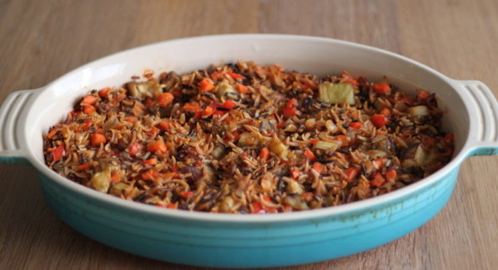 Дикий рис с томатами и репчатым луком