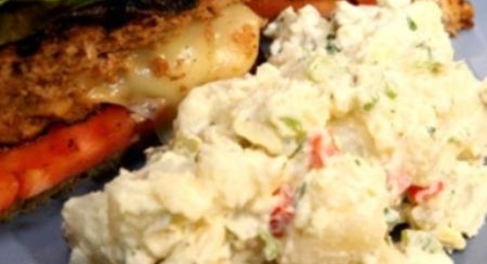 Картофельный салат с сельдереем и корнишонами