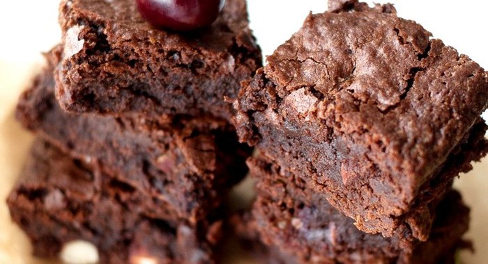 Брауни с вишней и миндалем