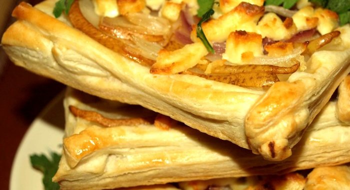 Слойки с грушей, ялтинским луком и адыгейским сыром