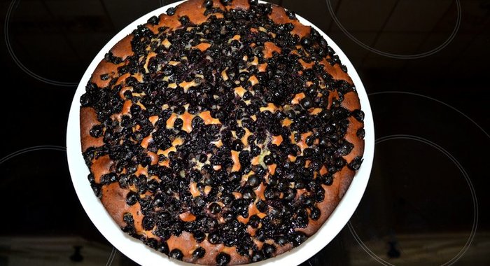 Йогуртовый пирог с черной смородиной