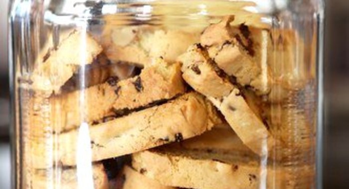 Бискотти с черным перцем и инжиром