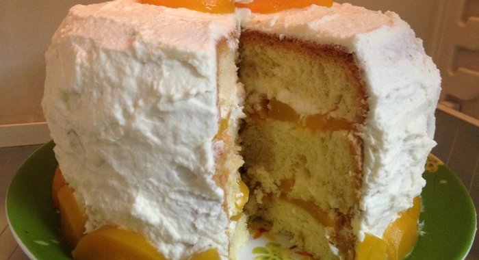 Бисквитный торт с персиками и взбитыми сливками