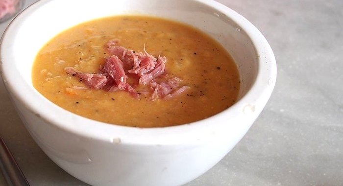 Гороховый суп с копченым беконом