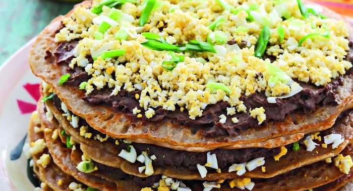 Блинный пирог с яйцами и печенкой