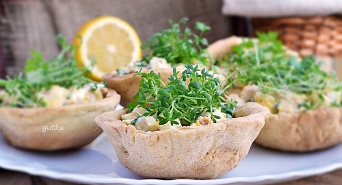 Хрупкие корзинки фаршированные тунцом, яйцами и авокадо