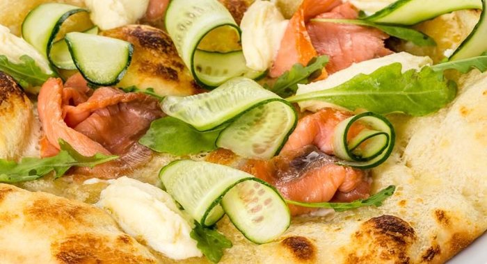 Пицца с лососем