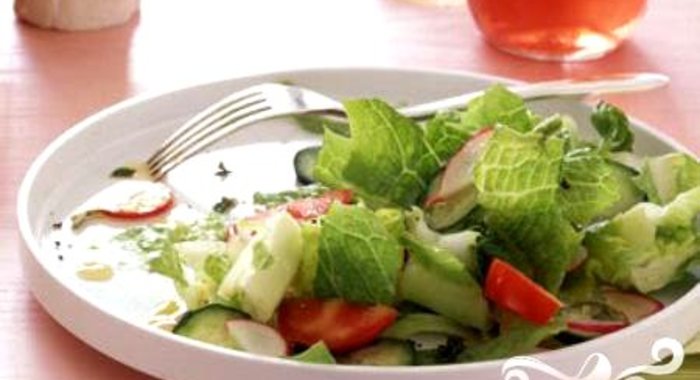 Салат с редиской, помидорами и йогуртом