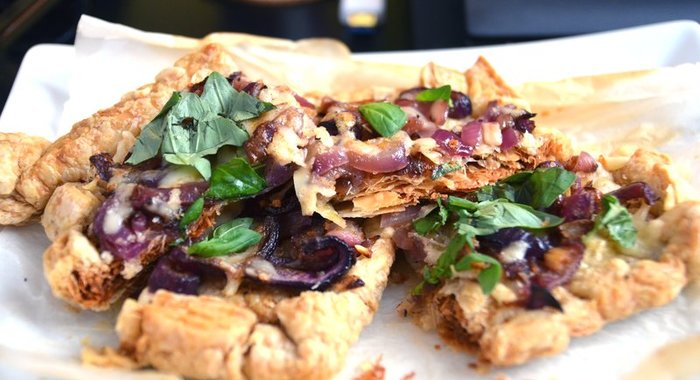 Пирог из слоеного теста с карамелизованным луком и сыром