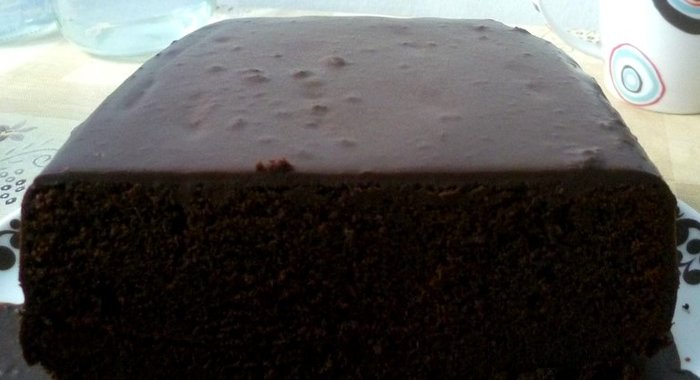 Шоколадный торт в шоколадной глазури