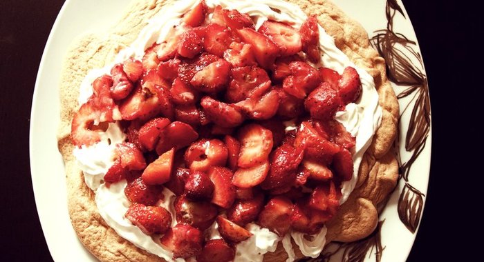 Торт «Павлова» со сливочным кремом и клубникой