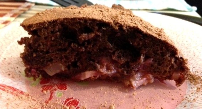 Шоколадный пирог с клубникой