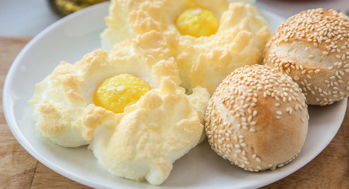 Яичница «Солнце в облаках»