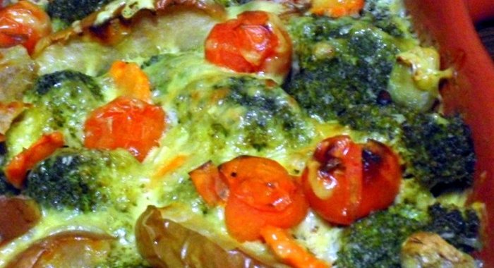 Мясные тефтели, запеченные под овощной шубой и молочным соусом