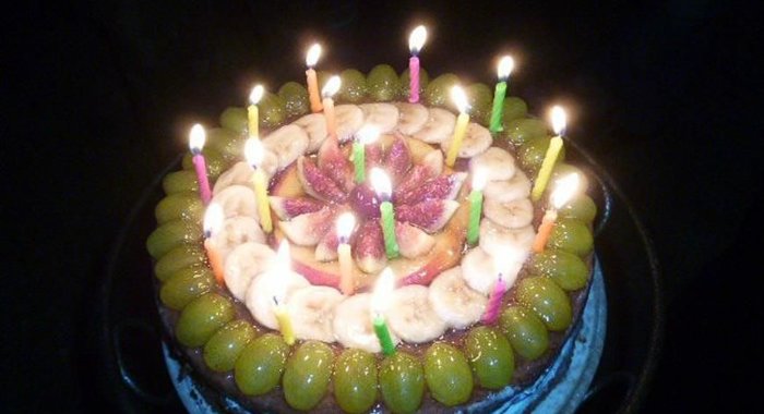 Торт Ко дню Рождениясо сливочно-творожным кремом и фруктами