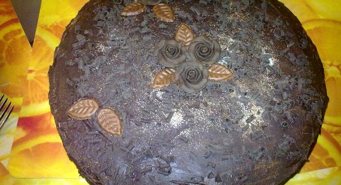 Шоколадный торт с вишней и коньяком