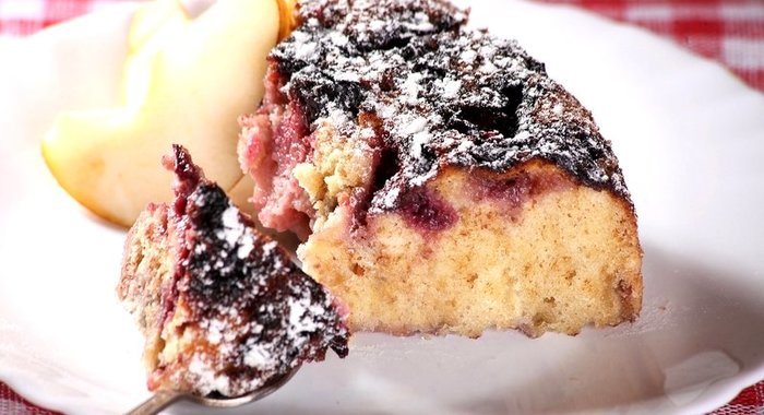 Сливовый пирог в мультиварке