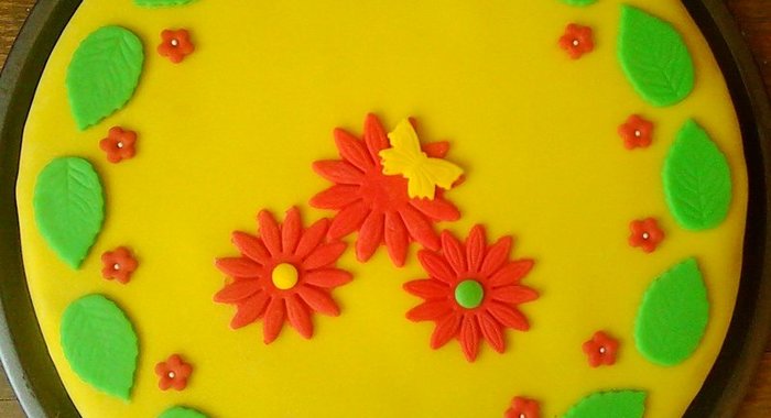 Торт из сгущенного молока со сметанным кремом и мастикой