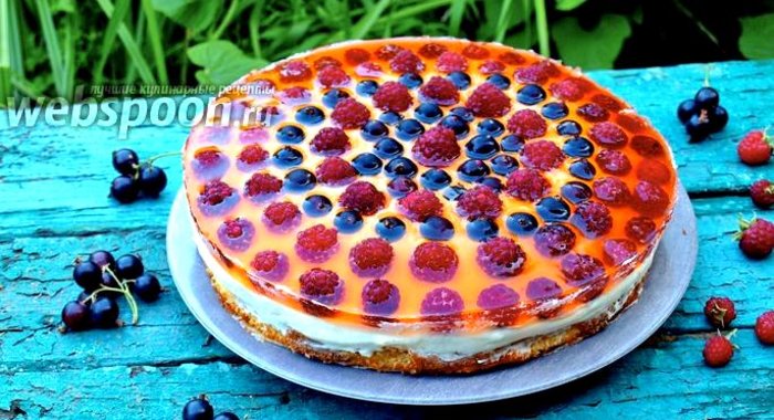 Бисквитный торт с ягодами в желе и сливочным кремом