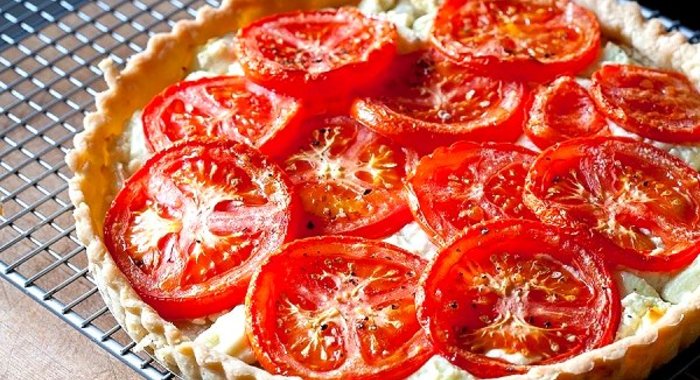 Пирог с творожной начинкой и помидорами