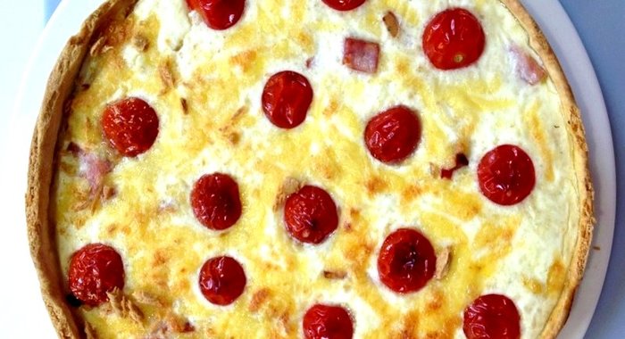 Киш с томатами и моцареллой