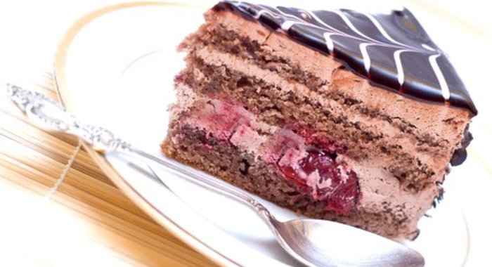 Шоколадный торт с вишней