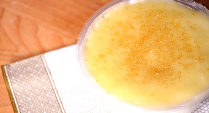 Молочно-миндальное бланманже с карамельным соусом