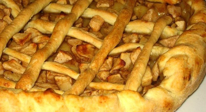 Яблочный слоеный пирог с корицей