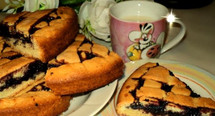 Пирог с черничным джемом