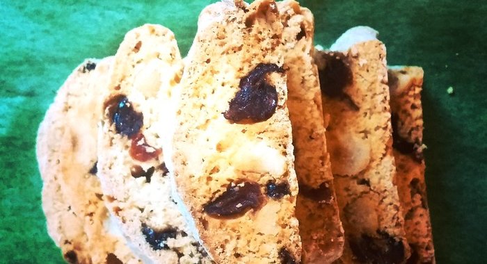 Бискотти с лесными орехами и клюквой