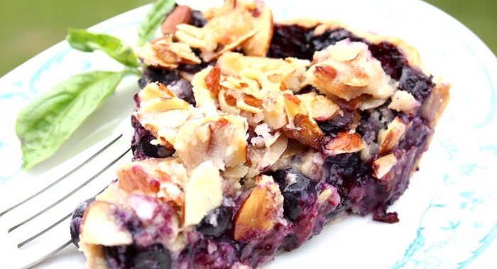 Пирог с творогом и черной смородиной