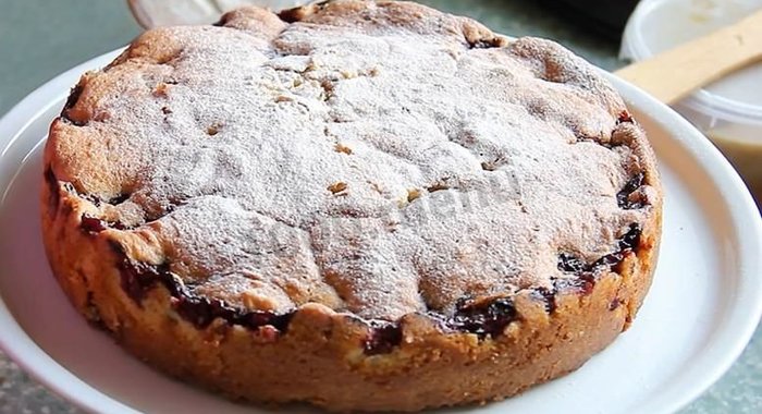 Пирог с вяленой вишней