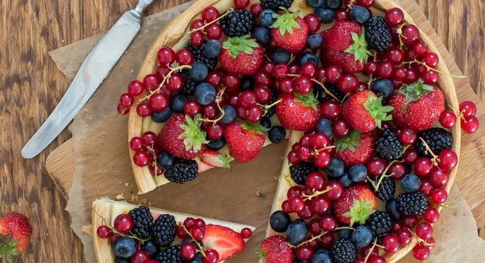 Пирог с творожной начинкой и ягодами