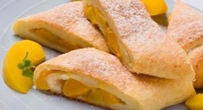 Рулетики из творога с начинкой из персиков
