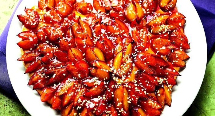 Фруктовое сердце со сливами