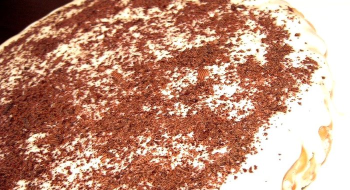 Двухслойный сметанный торт из крекеров с орехами