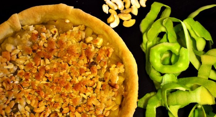 Яблочный пирог с хрустящими орехами кешью