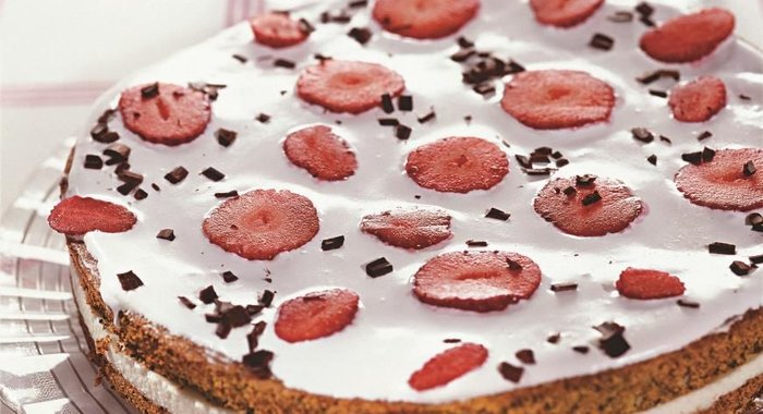 Маковый торт с клубникой