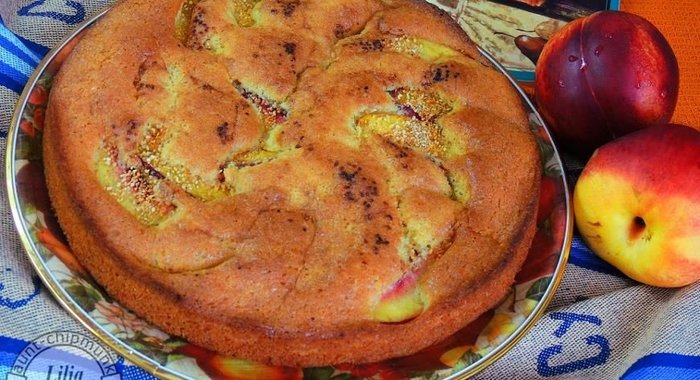 Пирог с персиками