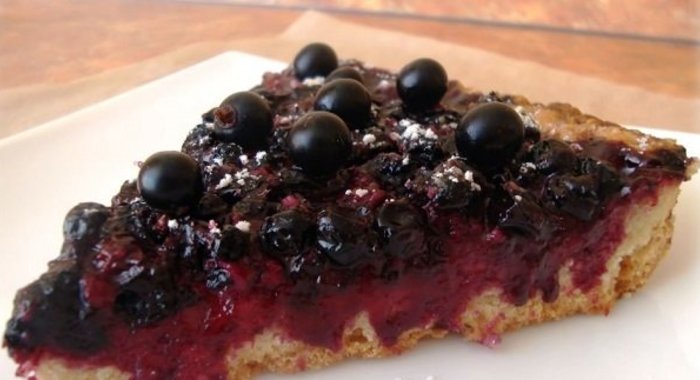 Пирог со смородиной на скорую руку