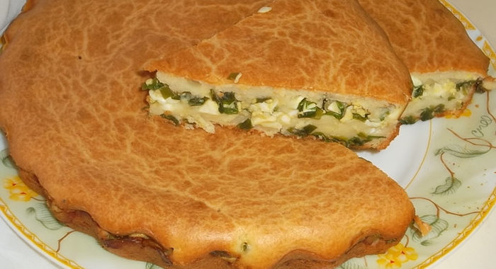 Заливной пирог с зеленым луком и яйцом