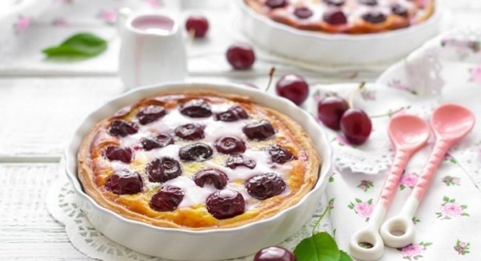 Пирог с вишней и сметанной заливкой