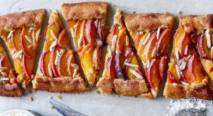 Миндальный пирог с персиками