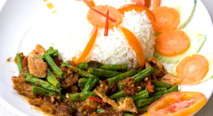 Жареная свинина с зеленой фасолью