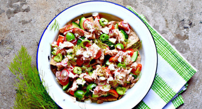 Салат с тунцом и питой