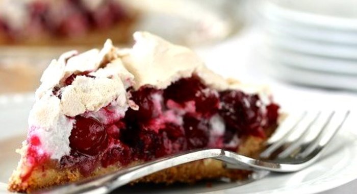 Вишневый тарт с безе