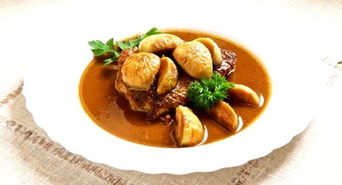 Жареная индейка с яблоками в кленовом соусе